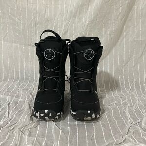 Burton mini grom snowboard boots
